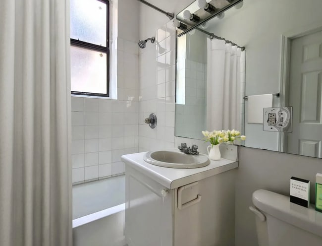 Building Photo - 917 W Dakin St