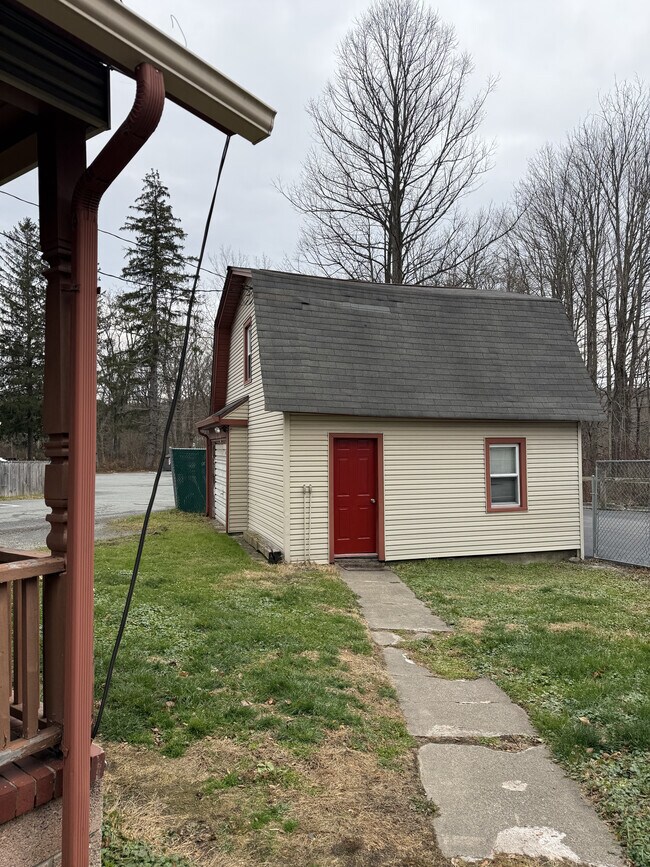 Building Photo - 958 Main St