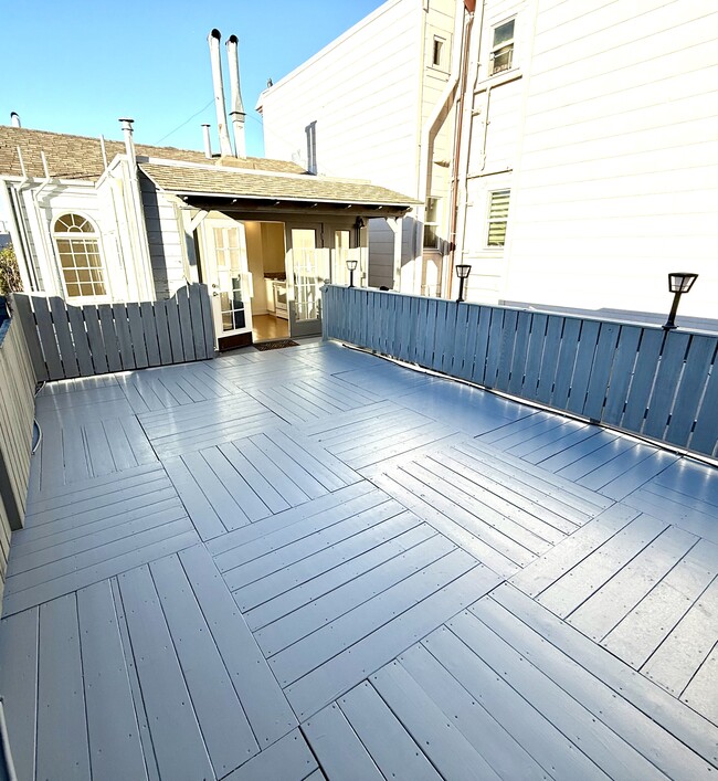 Upper Deck - 2251 Filbert St