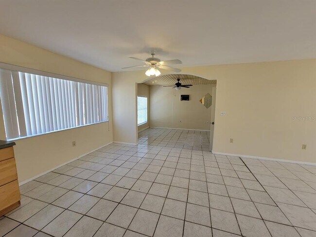 Foto del edificio - 2466 Lakeshore Cir