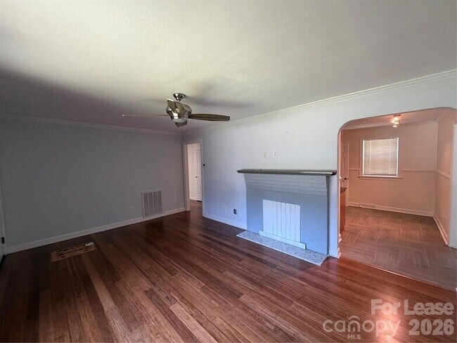 Foto del edificio - 637 Hartness Rd