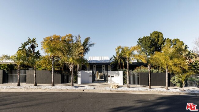 Building Photo - 18025 Green Meadow Dr