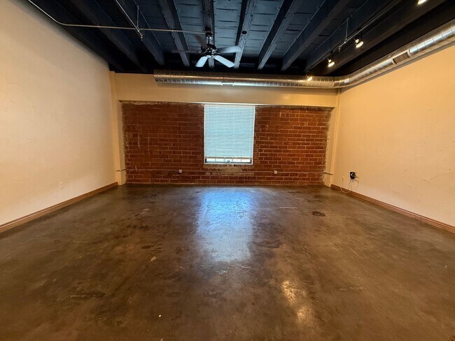 Building Photo - MOVE IN SPECIAL! 1 BEDROOM LOFT @ OLIVER'S...