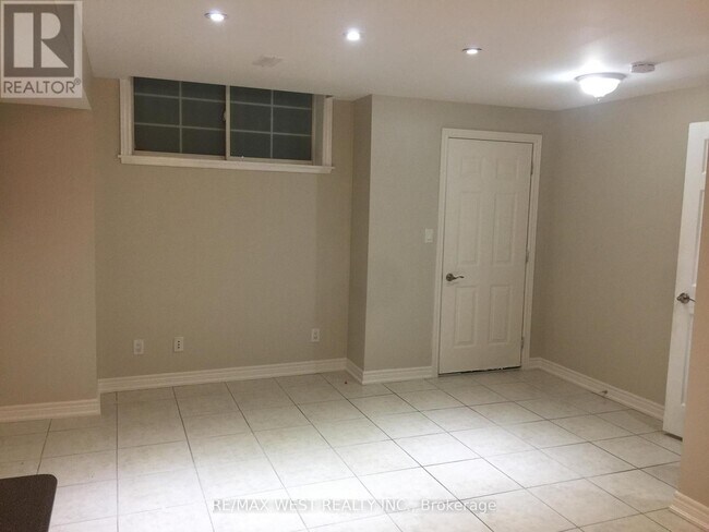 Photo du bâtiment - 150 Wiltshire Ave