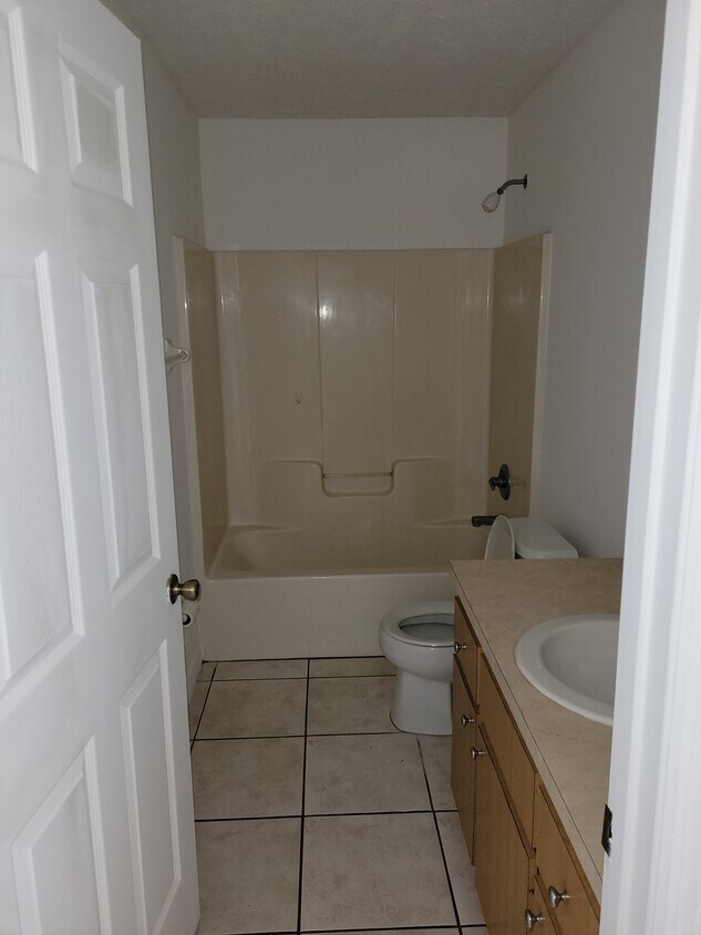 Baño - 706 NE 27th St