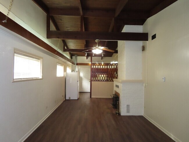 Building Photo - 440