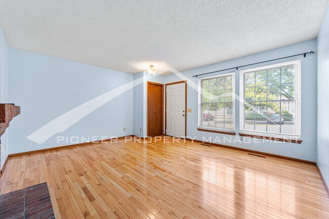 Building Photo - Spacious Townhouse with Washer/Dryer and C...
