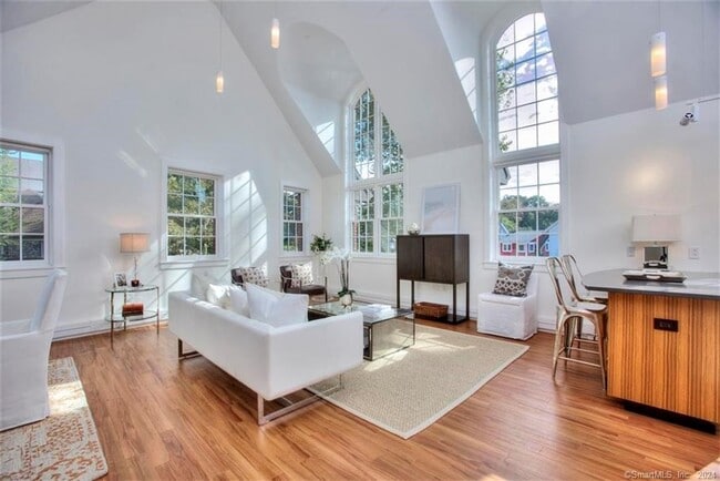 Building Photo - 5 Church Ln