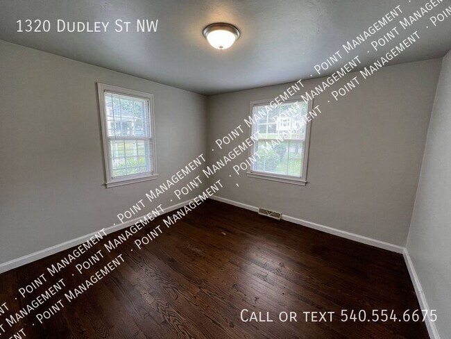 Foto del edificio - 1320 Dudley St NW