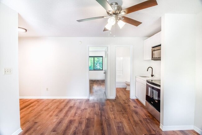 Foto del edificio - 2127 Henderson Dr