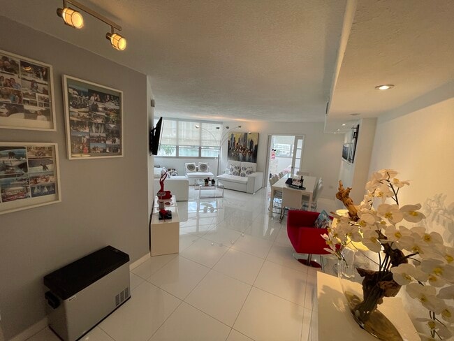 Building Photo - 801 Brickell Bay Dr