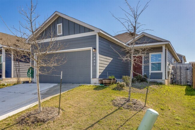 Foto del edificio - 7009 Tonka Ln