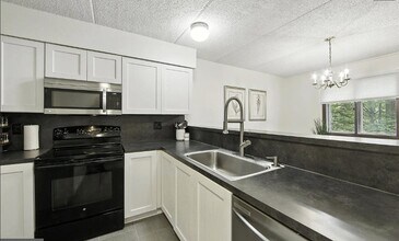 Building Photo - 200 Winding Way