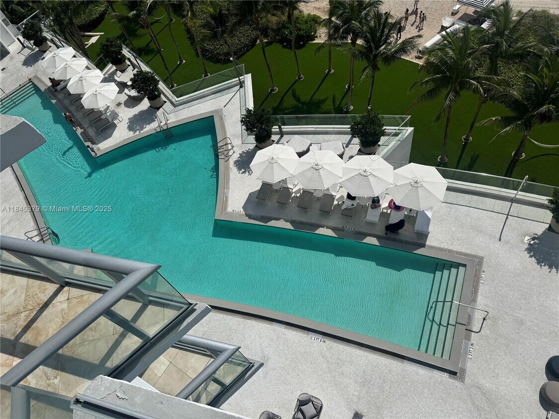 Foto principal - 17001 Collins Ave