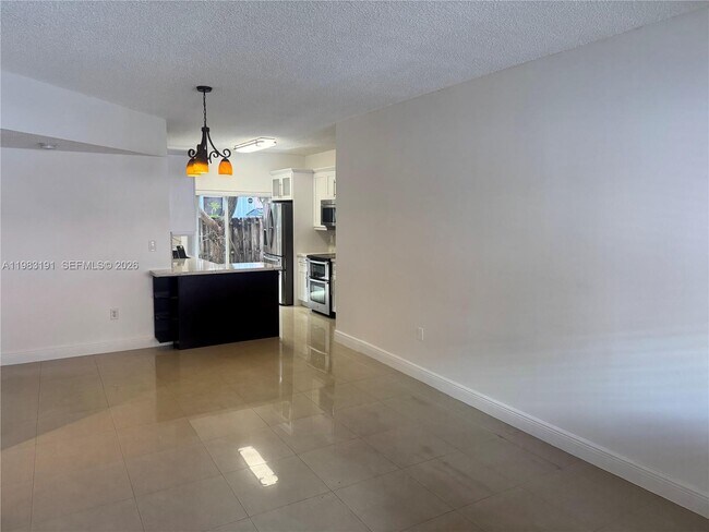 Foto del edificio - 8025 Lake Dr