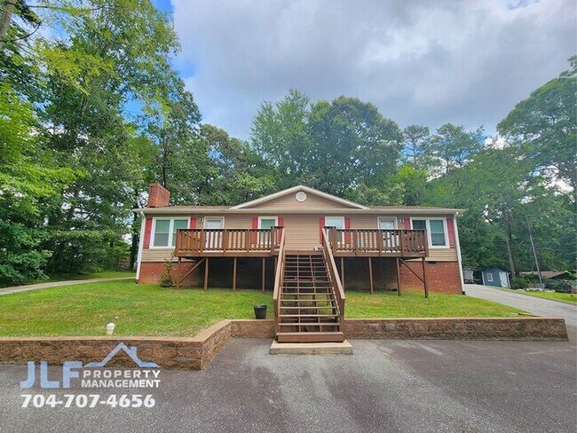 Building Photo - 2 Bed /1.5 Bath Duplex in Convenient Kanna...