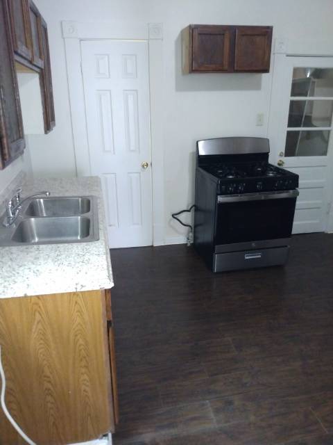 Kitchen - 510 Walker Ave