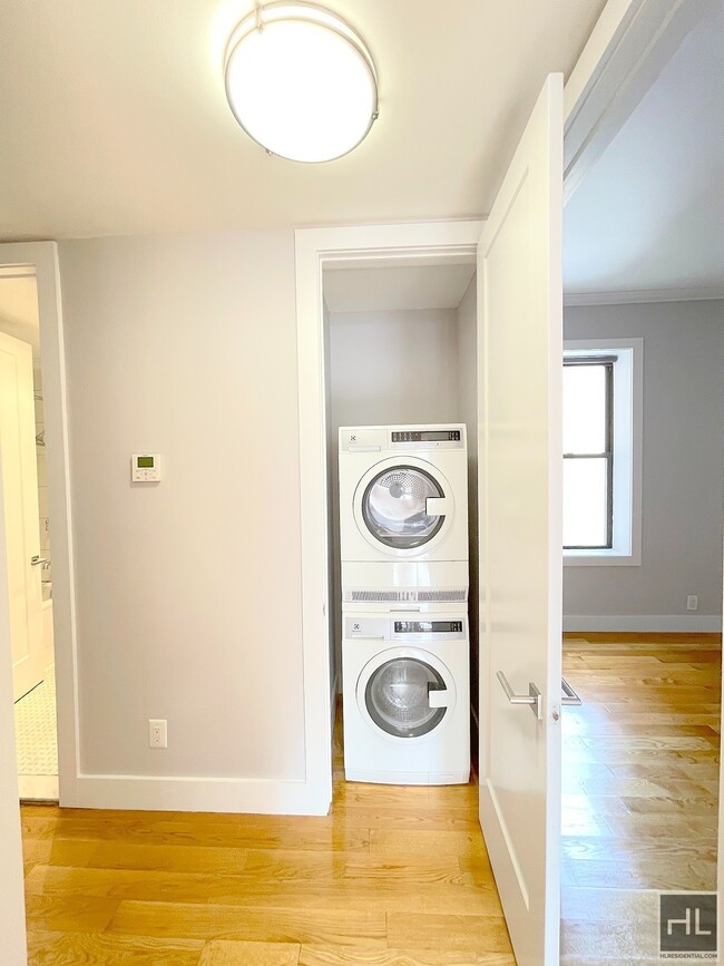 Building Photo - Renovated 1 bed 1 bath with LAundry in uni...