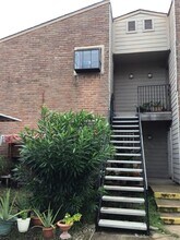 Building Photo - 10603 S Wilcrest Dr