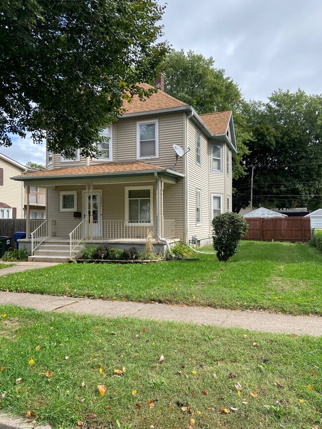 Building Photo - 3 bed 1.5 bath home in Davenport!