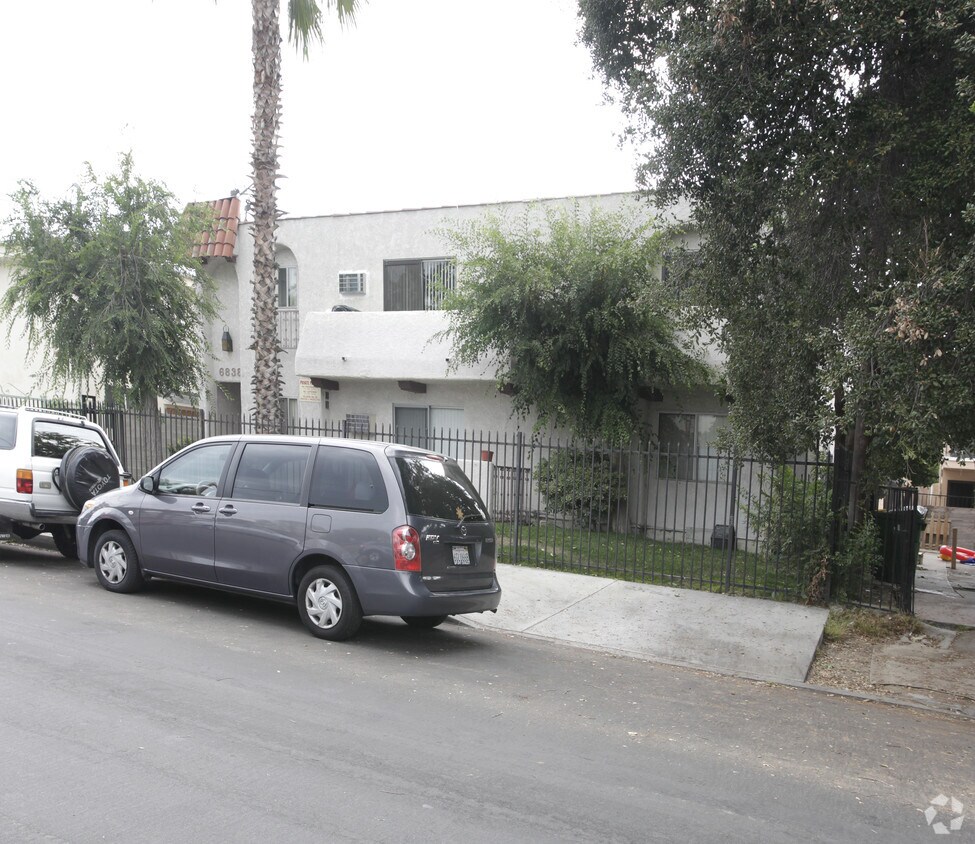 Foto del edificio - 6838 Morella Ave