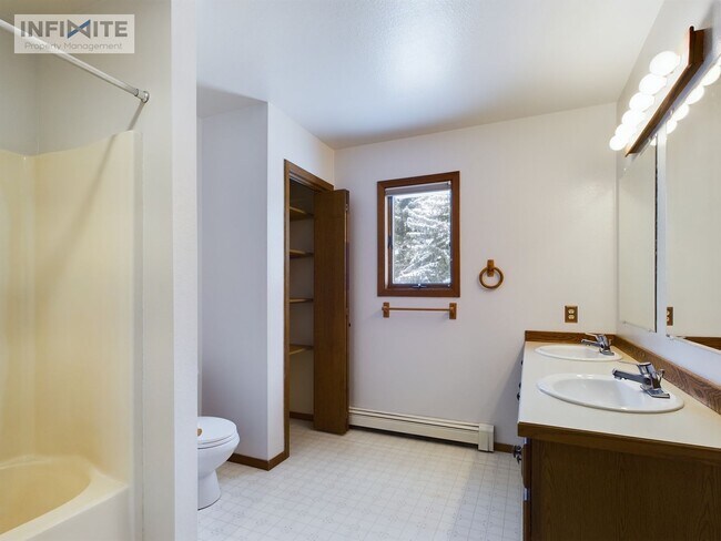 Foto del edificio - Large 4 Bedroom / 3.5 Bathroom/ 3 Car Garage