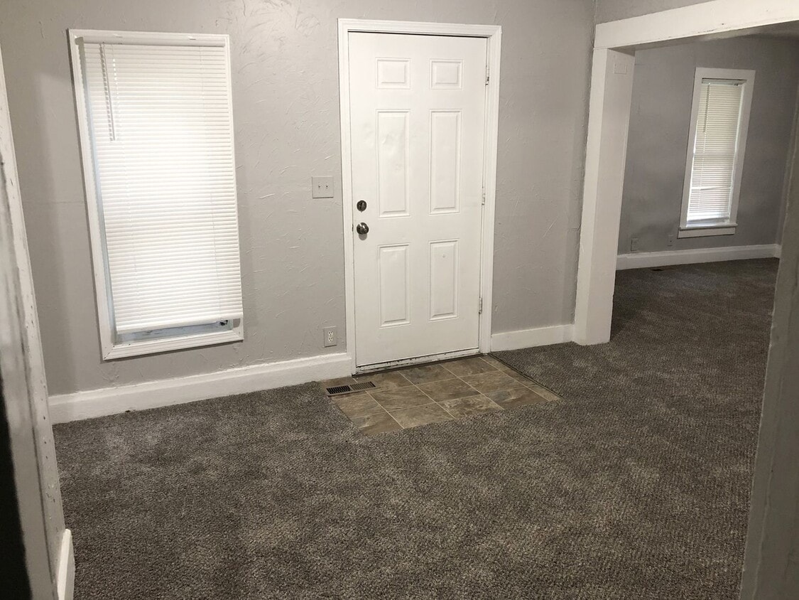 Primary Photo - 2 Bed, 1 Bath, BONUS ROOM!!