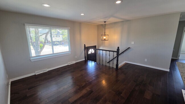 Foto del edificio - 4 Bedroom 2 Bath with Finished Basement and Study!