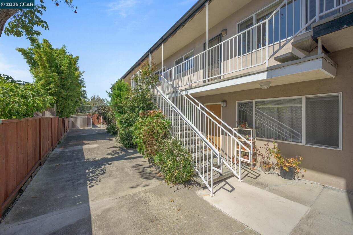 Primary Photo - 2134 McGee Ave