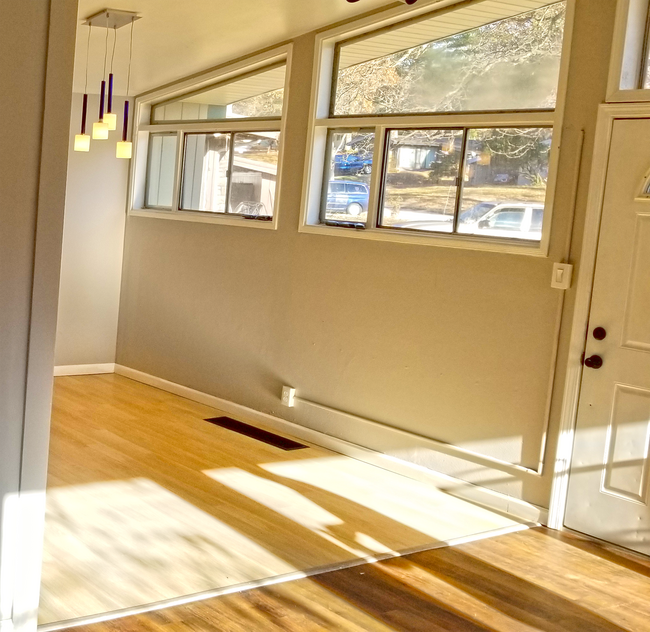 Building Photo - 729 Paddock Ct