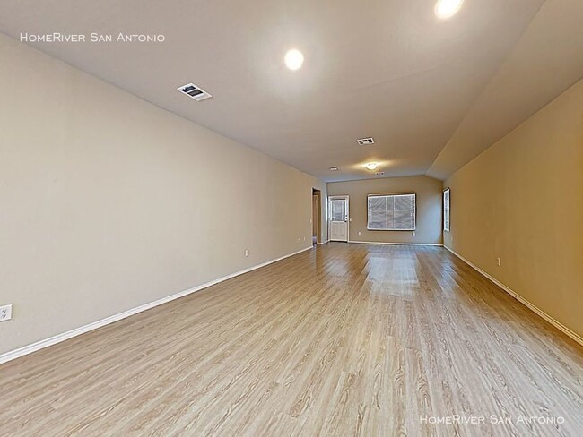 Building Photo - Gorgeous home in golf course community.