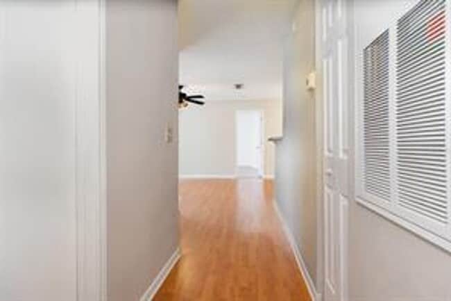Building Photo - Bright and Spacious 2 BR / 2 BA Condo in C...