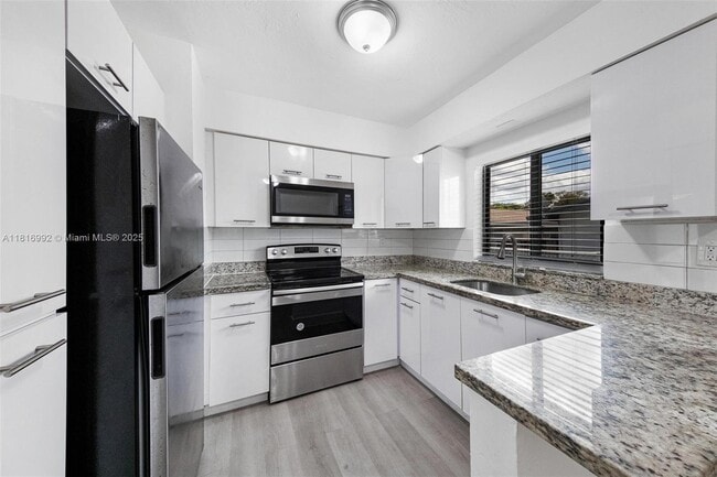 Foto del edificio - 7600 Pembroke Rd