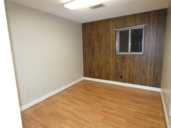 Building Photo - 1314 Hidden Valley Dr