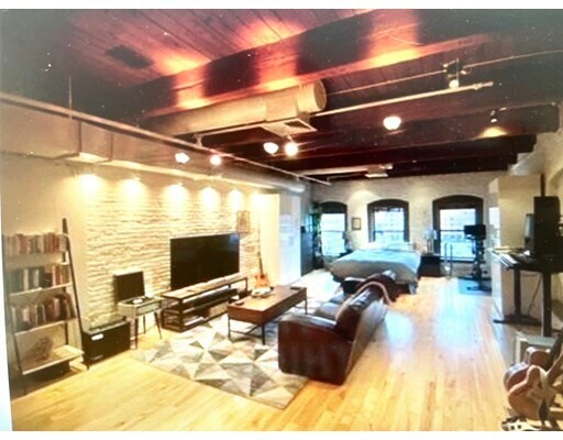 Primary Photo - 21 Wormwood St