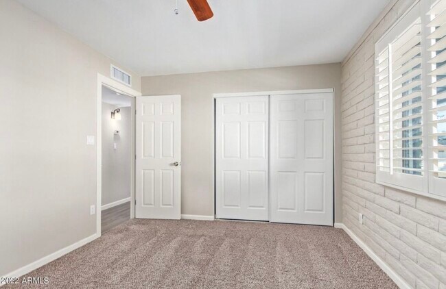 Foto del edificio - 2429 W Sunnyside Ave