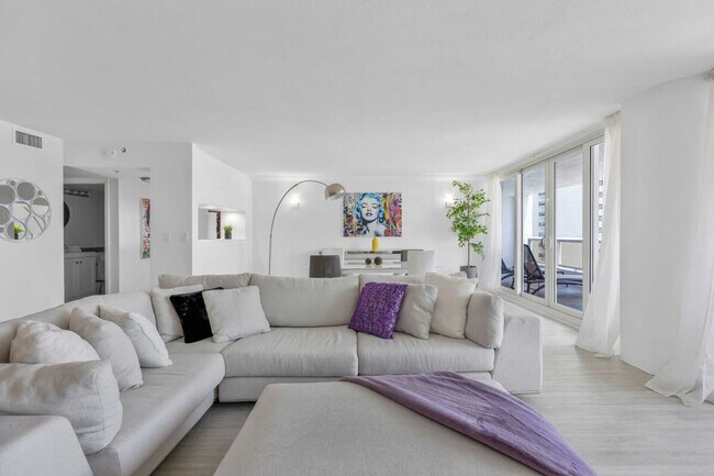 Foto del edificio - 1717 N Bayshore Dr