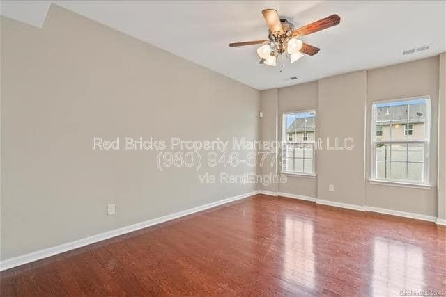 Foto del edificio - 2420 Silverthorn Dr