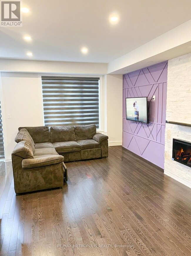 Building Photo - 565 Barons St