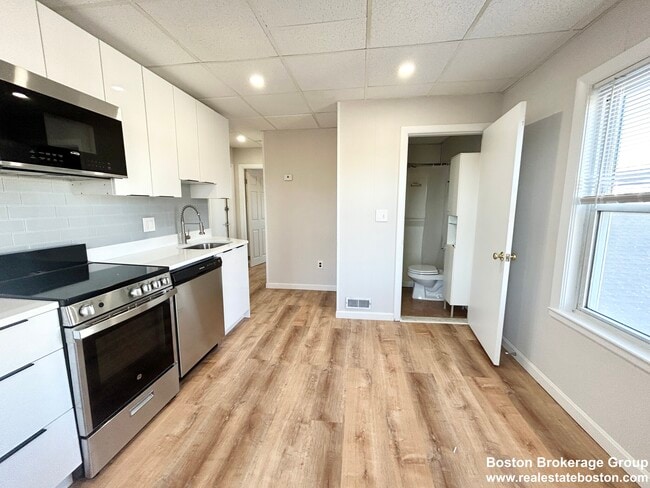 Building Photo - 105 Buttonwood St