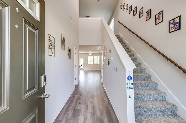 Building Photo - 616 Sungrove Trl