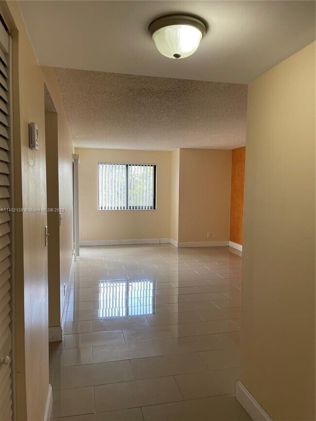 Foto del edificio - 1047 NE 207th Terrace