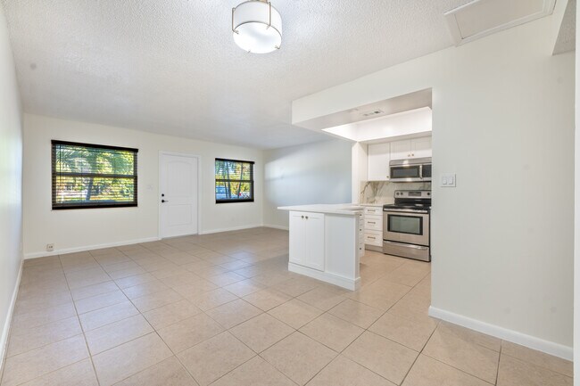 Building Photo - 2319 Tamarind Dr