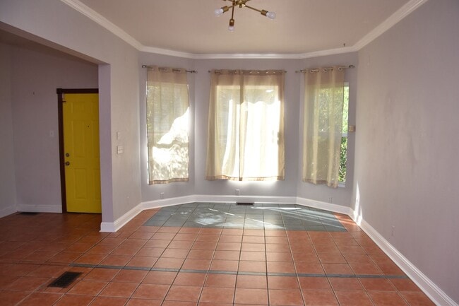 Foto del edificio - 3 Bedroom 1.5 Bath Hilltop 2 Story Home