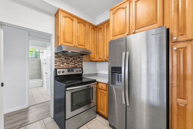 Building Photo - Kailua - Private, Quiet End Unit - 3 bed, 2 bath