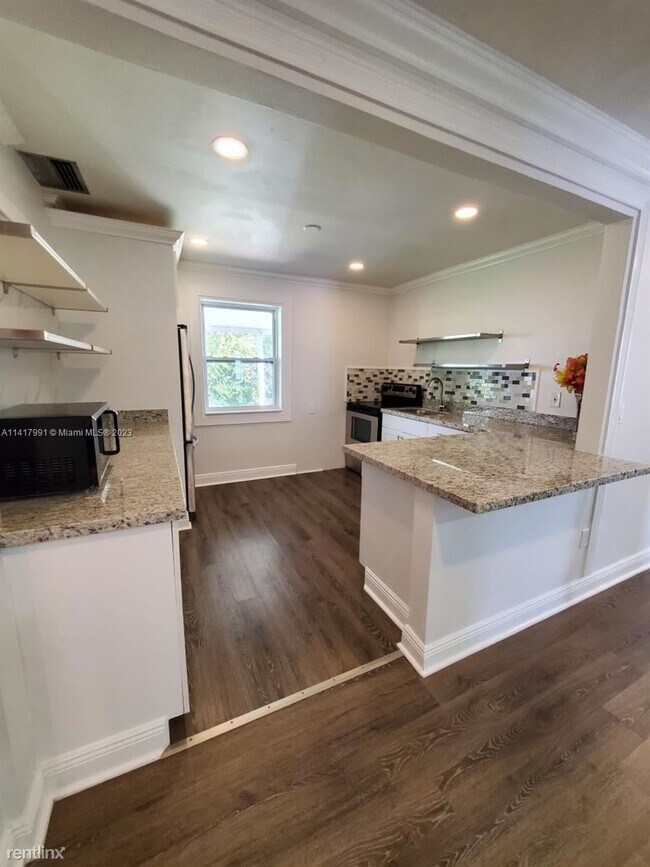 Foto del edificio - 5 br, 2 bath House - 132 NW 8th Ave