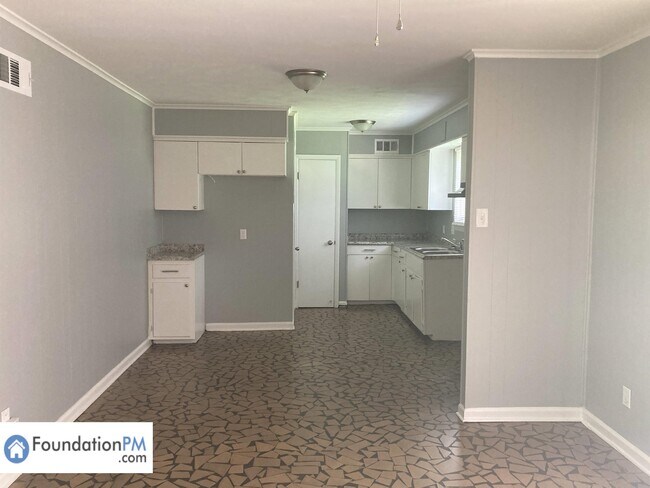 Building Photo - 409 Whiteville Ave