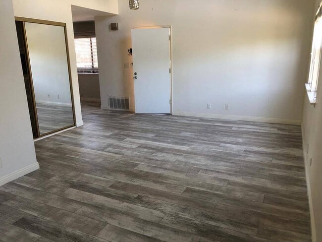 Building Photo - 815 Camelback Pl