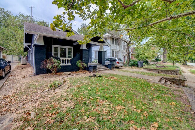 Building Photo - 2 Bed / 1.5 Bath in Midtown close to Utica...