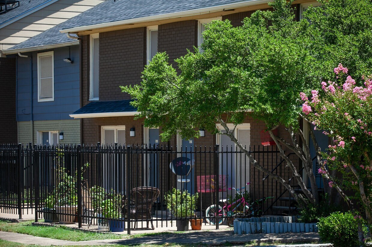 Estrella Apartment Homes Apartments in Dallas, TX